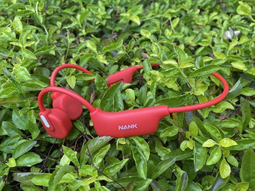 What kind of headphones are suitable for running? These bone conduction headphones​ are easy to use and comfortable!(pic5)